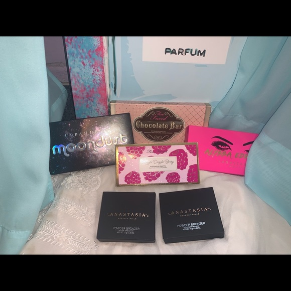 MAKE OFFERS NOW! SELLING CHEAP MAKEUP - Picture 1 of 4